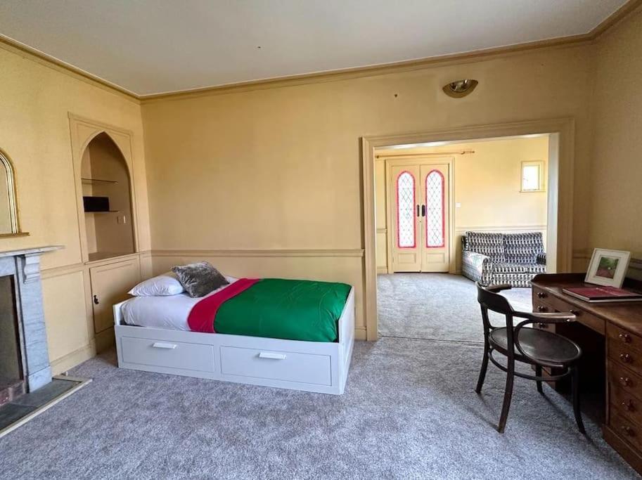 Large Georgian House In Heart Of Holiday home